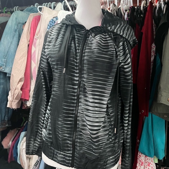 black windbreaker - Picture 3 of 4